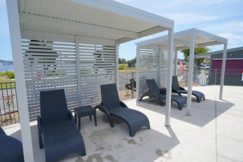 Belmont Lakeside Holiday Park - Pool cabana